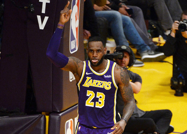  詹姆斯轰下三双助湖人力克掘金迎连胜