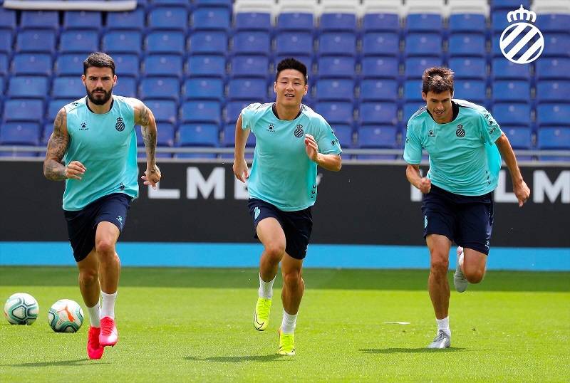  莱斯特城老将发威，瓦尔迪破门助球队脱离降级区